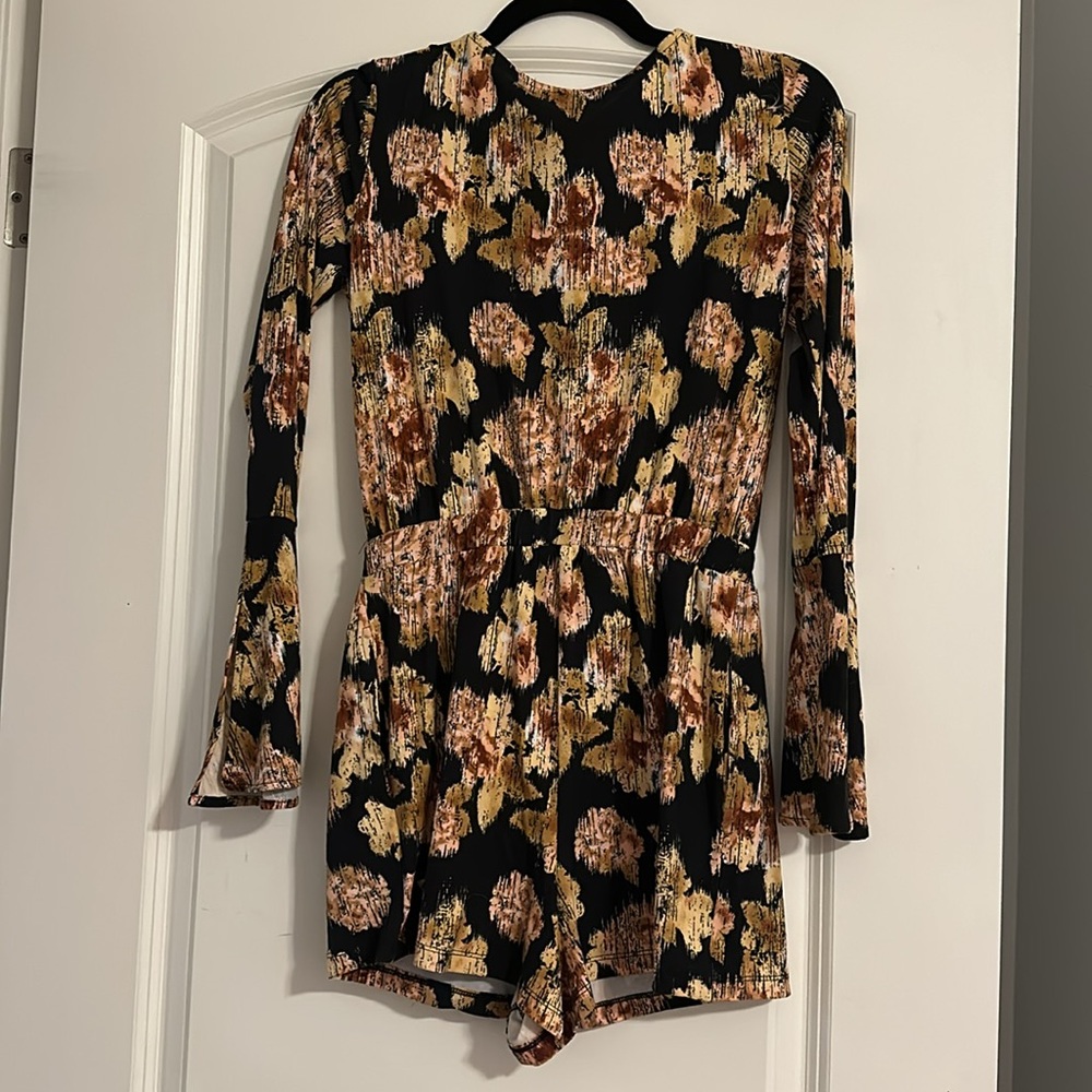 Mimi Chica Bell Sleeve Romper - Picture 6 of 6